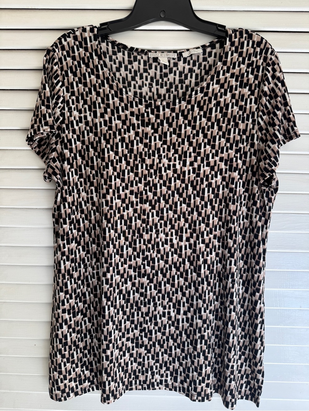 Dana Buchman Short Sleeve Top in Black & Cream Abstract Geo Print